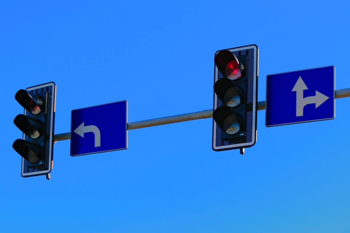 Traffic lights with pointing arrow signs.